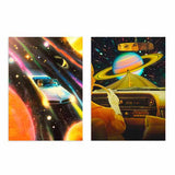 Set aus zwei Wandbildern mit Retroauto auf einer Weltraumstraße zwischen Planeten, Sternen, leuchtenden Effekten und großem Saturn, in Schwarz, Gelb, Orange, Türkisblau und Rosa, im illustrativen Stil mit filmischer Anmutung. Erhältlich auf kudeko.com