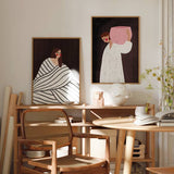 Cuadro ilustrado colorido mujer con túnica blanca cargando cuenco rosa de Bea Muller, kudeko.com