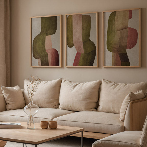 Conjunto de tres cuadros con formas abstractas curvas superpuestas en verde oliva, rosa empolvado, beige y marrón, de estilo abstracto. Disponible en kudeko.com
