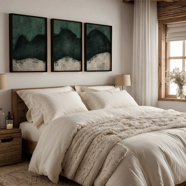 Conjunto de três quadros com formas abstratas onduladas em verde esmeralda escuro, preto carvão e branco pérola, com textura visual subtil e estilo contemporâneo equilibrado. Disponível em kudeko.com