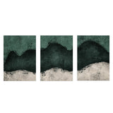 Set aus drei Wandbildern mit abstrakten wellenförmigen Motiven in dunklem Smaragdgrün, Kohleschwarz und Off-White, mit subtiler Bildtextur und ausgewogenem zeitgenössischem Stil. Erhältlich auf kudeko.com