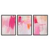 Conjunto de tres cuadros abstractos en tonos rosa con marco negro, kudeko.com\n