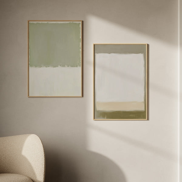 Ensemble de deux tableaux à composition abstraite avec blocs doux en vert sauge, blanc cassé, beige et taupe, au style abstrait équilibré et apaisant pour une décoration murale contemporaine. Disponible sur kudeko.com