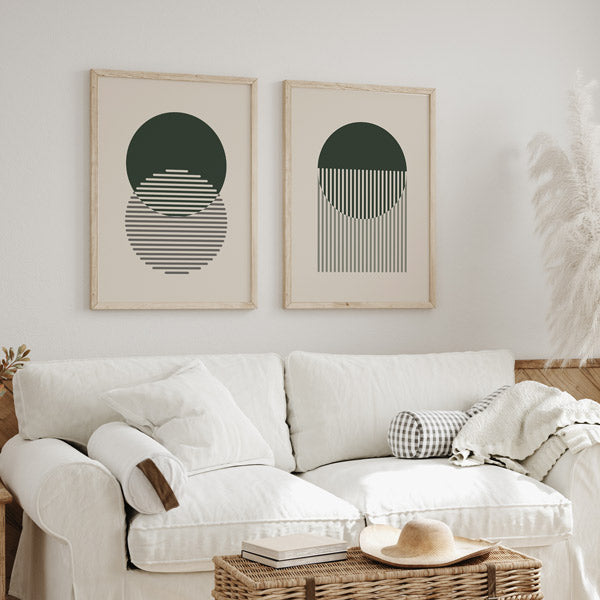 Conjunto de dois quadros com círculos sobrepostos, linhas horizontais e verticais em verde escuro, cinzento taupe e fundo creme, num estilo geométrico contemporâneo para decoração de parede. Disponível em kudeko.com