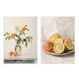 Ensemble de deux tableaux encadrés avec branche d’oranges dans un vase et nature morte de citrons et d’oranges, en tons crème, blanc cassé, vert olive et orange, style nature et paysage. Disponible sur kudeko.com
