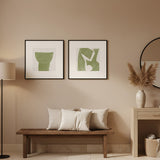 Quadro quadrado com forma botânica abstrata em verde oliva, fundo bege claro texturizado, composição simples e estilo minimalista para decoração de parede contemporânea. Disponível em kudeko.com