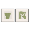 Conjunto de dois quadros com formas abstratas orgânicas em verde sálvia, fundo bege claro, linhas suaves, composição equilibrada e estilo minimalista para uma decoração de parede serena. Disponível em kudeko.com