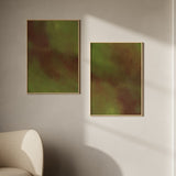 Conjunto de dois quadros com composição abstrata de formas orgânicas difusas em verde oliva, verde musgo e castanho terra, com textura suave e estilo abstrato sereno. Disponível em kudeko.com