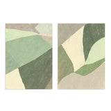 Ensemble de deux tableaux avec formes géométriques organiques superposées en vert sauge, vert mousse, beige et gris pierre, dans un style géométrique équilibré et doux. Disponible sur kudeko.com