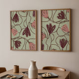 Tableau encadré avec fleurs retombantes en bordeaux, rose poudré et brun sur fond vert doux, composition organique au style floral épuré. Disponible sur kudeko.com