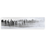 Horizontales Wandbild in Schwarz und Weiß eines nebligen Waldes verfügbar auf kudeko.com