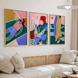 Cuadro ilustrado colorido con mujer caminando entre flores gigantes rojas, rosas y violetas en paisaje verde, obra de Bea Muller, kudeko.com