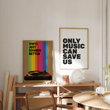 Wandbild mit Retro-Design eines Plattenspielers und dem Schriftzug „VINYL JUST SOUNDS BETTER“, dekorativer Stil in kontrastreichen Farbtönen. Erhältlich auf kudeko.com