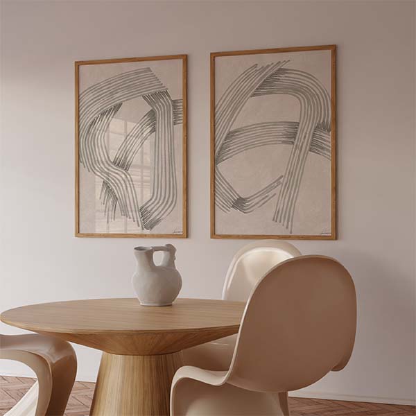 Ensemble de deux tableaux avec formes abstraites, lignes courbes entrelacées, tons gris doux sur fond beige clair, style abstrait contemporain et palette neutre équilibrée. Disponible sur kudeko.com