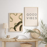 Cuadro con formas abstractas sinuosas en beige, verde oliva y marrón oscuro, composición orgánica de estilo abstracto para pared moderna. Disponible en kudeko.com