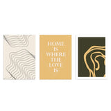 Conjunto de tres cuadros con líneas orgánicas en beige y negro, frase decorativa sobre fondo mostaza y formas fluidas en verde oscuro, de estilo con frases. Disponible en kudeko.com