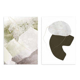 Conjunto de dos cuadros con formas abstractas orgánicas, planos en blanco roto, beige, gris piedra, verde oliva suave, negro y líneas doradas, de estilo abstracto. Disponible en kudeko.com