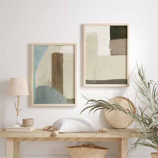 Ensemble de deux tableaux avec formes abstraites en beige, blanc cassé, gris taupe, noir et bleu grisé, composition équilibrée dans un style abstrait pour décoration murale. Disponible sur kudeko.com