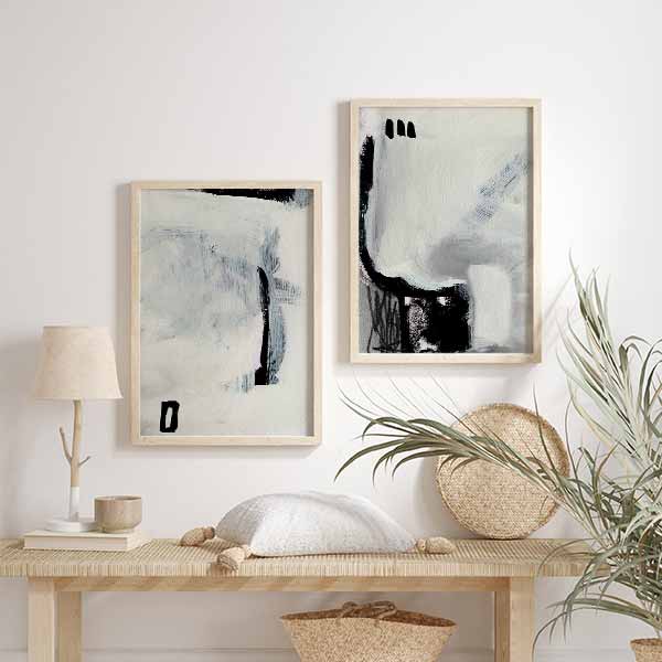 Conjunto de dos cuadros con formas abstractas en blanco roto, gris suave y negro, composición serena de estilo abstracto. Disponible en kudeko.com
