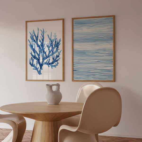 Conjunto de dos cuadros con coral azul marino y líneas onduladas en azul claro sobre fondo blanco, de estilo naturaleza y paisajes. Disponible en kudeko.com