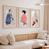 Conjunto de tres cuadros con ilustraciones artísticas de mujeres sobre fondo beige