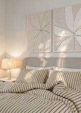 Composición de dos cuadros decorativos de estilo minimalista y blanco_y_negro, líneas orgánicas abstractas en blanco y negro, modelo Cracked Symmetry