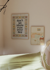 Composición de dos cuadros decorativos de estilo minimalista y orgánico, frase bordada decorativa con marco floral, modelo Don't Let Idiots Quote