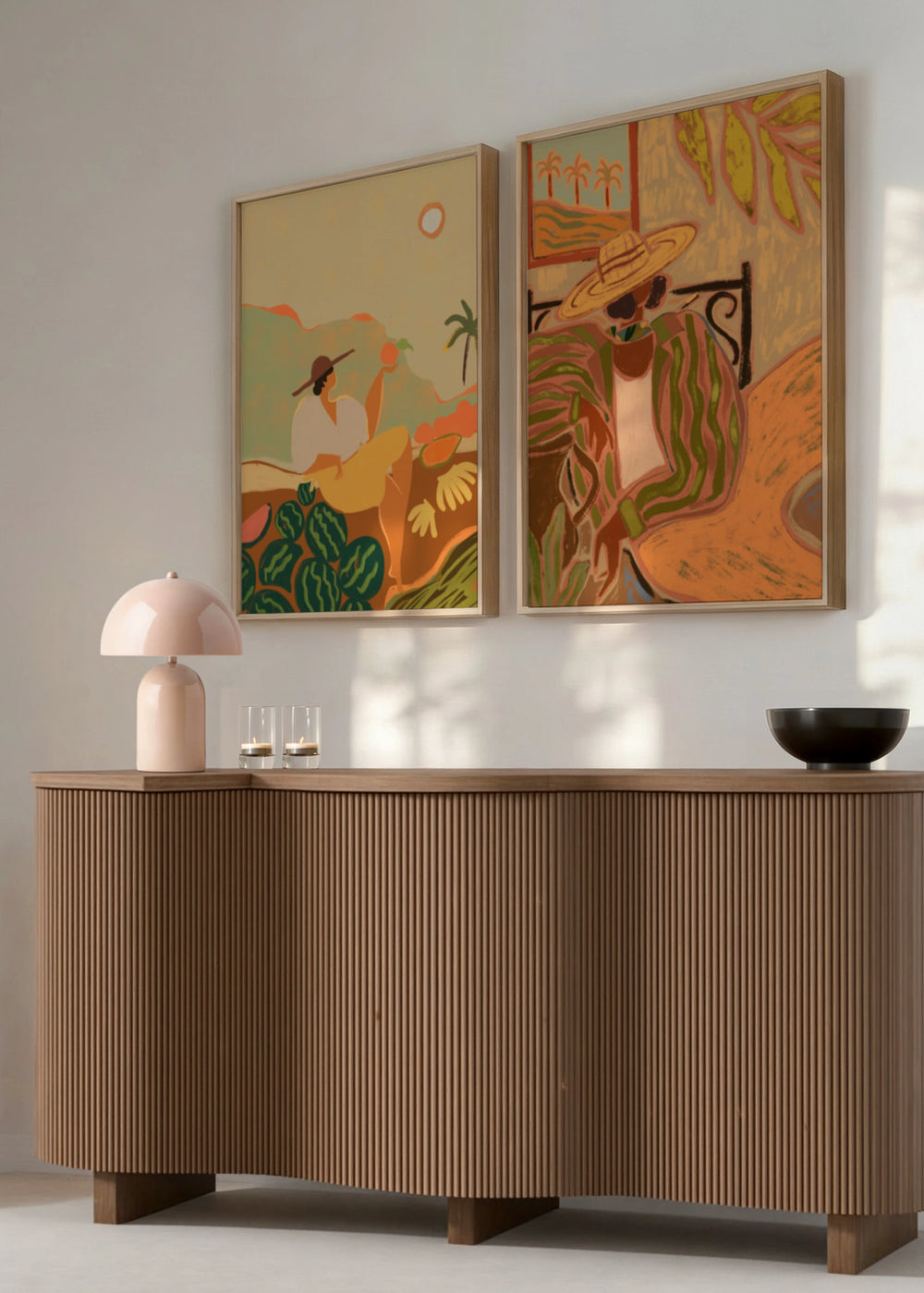 Set aus zwei dekorativen Wandbildern im minimalistischen und organischen Stil, tropische Frau mit Frucht in warmer Landschaft, Modell Farmer Guava. Erhältlich auf kudeko.com
