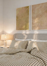 Composición de dos cuadros decorativos de estilo minimalista y orgánico, textura abstracta en tonos tierra suaves, modelo Pradera Velada