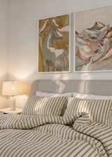 Komposition aus zwei dekorativen Wandbildern im organischen und minimalistischen Stil, Pferdefamilie in neutralen Farbtönen, Modell Calm Horse Family. Erhältlich auf kudeko.com
