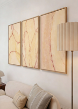 Composición de tres cuadros decorativos de estilo minimalista y sereno, abstracto orgánico en tonos crema y melocotón, modelo Nervadura Suave