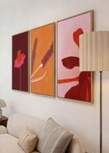 Composición de tres cuadros decorativos de estilo orgánico y abstracto, flor abstracta en tonos rojos y rosa, modelo Flor Encendida