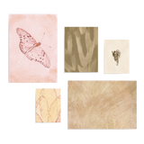 Conjunto de cinco cuadros decorativos sin marco de estilo orgánico y minimalista, mural botánico y animal en tonos suaves, modelo Mural III - Huellas Orgánicas
