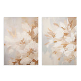 Conjunto de dos cuadros con flores grandes en blanco roto, beige, arena y caramelo suave, composición delicada de estilo floral. Disponible en kudeko.com