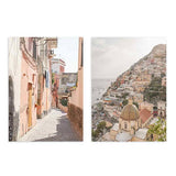 Ensemble de deux tableaux avec ruelle italienne aux façades rosées et vue côtière d’un village en terrasses, dans des tons sable, terracotta, beige et bleu doux, au style photographique lumineux. Disponible sur kudeko.com