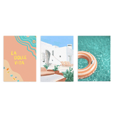 Conjunto de tres cuadros con frase La Dolce Vita, casa blanca mediterránea, piscina turquesa y flotador coral, en tonos arena, azul y salmón, estilo con frases. Disponible en kudeko.com