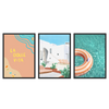 Conjunto de três quadros emoldurados com frase La Dolce Vita, casa branca mediterrânica, piscina turquesa, boia coral, tons areia, azul água, branco e salmão, estilo com frases. Disponível em kudeko.com