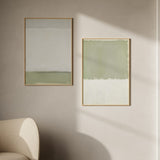 Cuadro vertical abstracto en blanco y verde suave para decoración serena kudeko.com