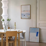 Tableau abstrait coloré avec formes dispersées sur fond blanc, dans des tons pastel, style décoratif épuré et moderne. Disponible sur kudeko.com