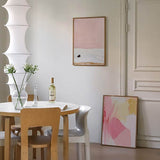 Tableau abstrait coloré dans des tons rose, pêche et jaune, style décoratif doux et contemporain, kudeko.com. Disponible sur kudeko.com