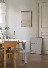 Cuadro abstracto con base clara y detalles de color, kudeko.com