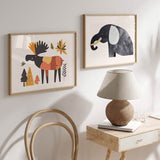 Quadro horizontal com elefante infantil de perfil em preto, cinzento, branco e bege, com formas simples sobre fundo claro, em estilo infantil para quarto de bebé ou espaço infantil. Disponível em kudeko.com