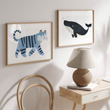 Cuadro horizontal con tigre azul de rayas negras, rostro tierno, detalles blancos y fondo claro, en estilo infantil. Disponible en kudeko.com