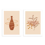 Conjunto de dos cuadros con jarrón bohemio terracota, líneas curvas, rama vegetal, fondo beige y detalles mostaza de estilo minimalista. Disponible en kudeko.com