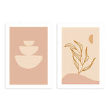 Set aus zwei Wandbildern mit übereinander angeordneten geschwungenen Formen und linearer botanischer Silhouette in Beige, Creme und sanftem Terrakotta, im minimalistischen Stil. Erhältlich auf kudeko.com