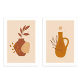 Ensemble de deux tableaux avec vases bohèmes, feuilles décoratives, formes organiques, tons terracotta, beige et moutarde, dans un style minimaliste et naturel. Disponible sur kudeko.com