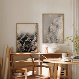 Cuadro con ramas de flores silvestres en tonos beige y marrón sobre fondo desenfocado. Disponible en kudeko.com.