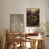 Cuadro minimalista de flores secas iluminadas por la luz del atardecer, ideal para decoraciones nórdicas. Disponible en kudeko.com.