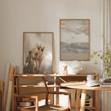 Cuadro fotográfico con cielo nuboso en tonos suaves y aves en vuelo, evocando calma y libertad. Disponible en kudeko.com.