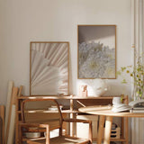 Cuadro con flores blancas y luz natural, transmitiendo serenidad y frescura. Disponible en kudeko.com.